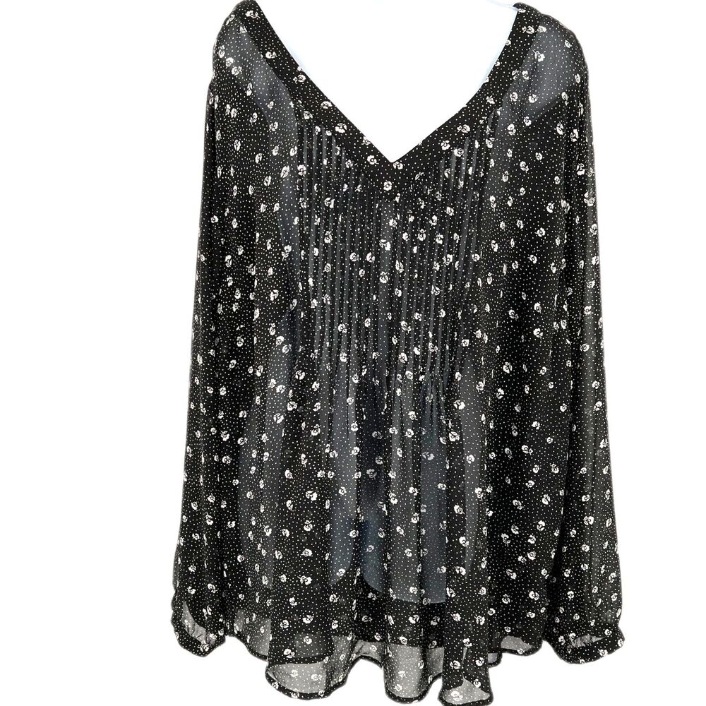 Torrid Blouse Long Sleeve V-neck Black White Flowers Flow-y Classic